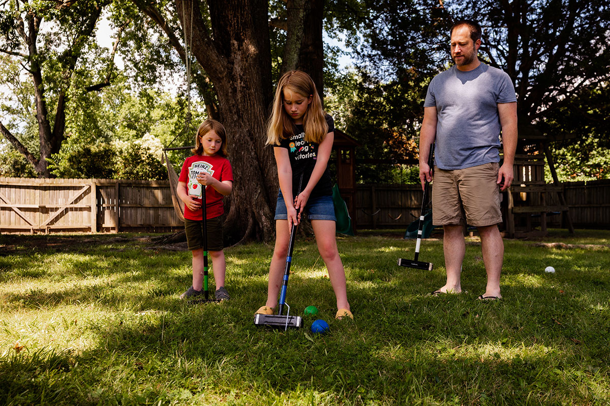 Family plays croquet is photographer Williamsburg, va.